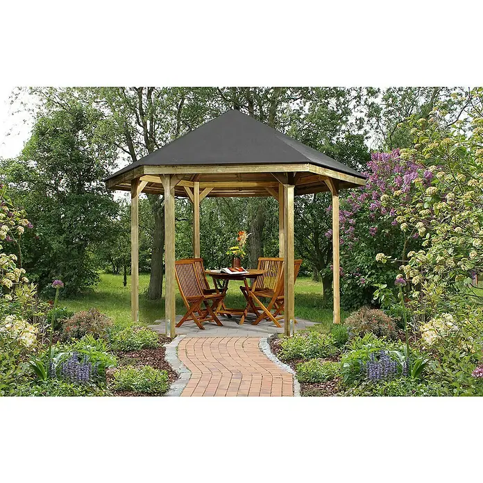 Weka Pavillon 656 - L x B: 376 x 326 cm, Rot - Einladender Gartenpavillon mit Tisch und Stühlen, umgeben von üppiger Vegetation, ideal für entspannte Stunden im Freien.
