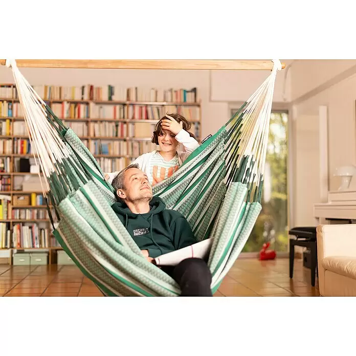 La Siesta Hängesessel Habana Comfort - L x B x H: 180 x 115 x 160 cm, Agave - Grün-weiß gestreifter Hängesessel, von einem Erwachsenen und einem Kind zu Hause genutzt.