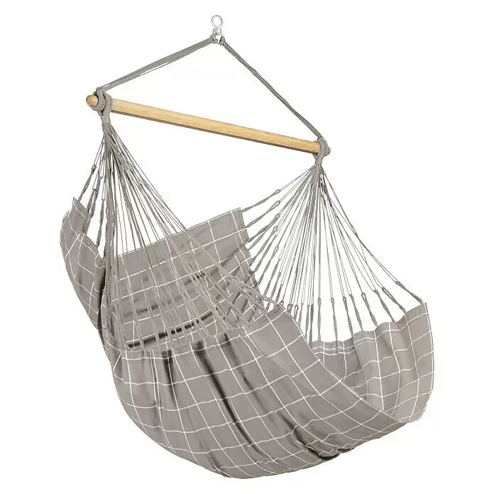 La Siesta Hängesessel Domingo Comfort - Mond - Grauer Hängesessel aus Stoff mit weißem Gittermuster, an Seilen von Holzstange und Metallring hängend.