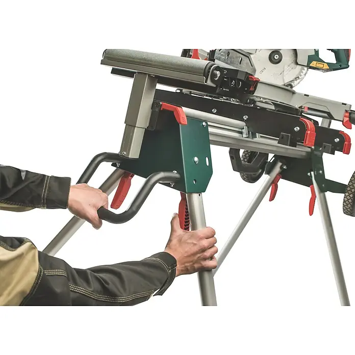 Metabo Sägetisch KSU 251 - Geeignet für: Kappsägen, Traglast: 250 kg - Der Bild zeigt einen Sägetisch mit einer Person, die ihn bedient. Der Sägetisch ist robust und für schwere Arbeiten ausgelegt.