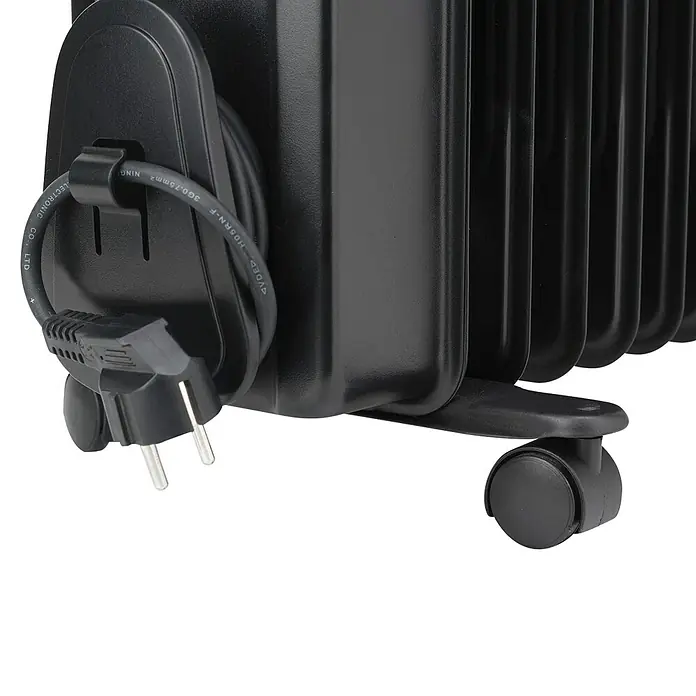 Black+Decker Ölradiator BXRA2300E - 2.300 W, Raumgröße bis ca. 23 m², Schwarz - Nahaufnahme eines schwarzen Ölradiators mit Kabelaufwicklung und Stecker, der die Mobilität und einfache Lagerung des Heizgeräts hervorhebt.