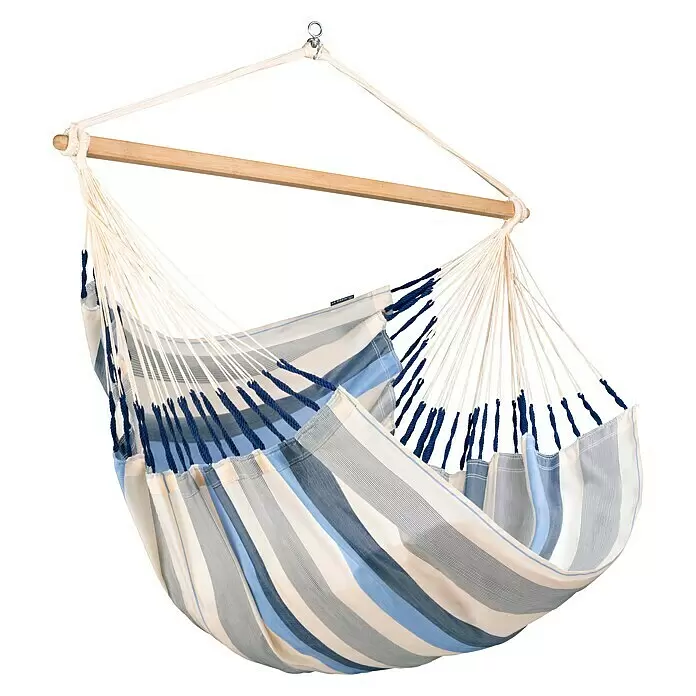 La Siesta Hängesessel Domingo Kingsize - L x B x H: 210 x 130 x 170 cm, Sea Salt - Gestreifter Hängesessel in Blau, Weiß und Grau mit Holzspreizstab und weißen Aufhängeseilen.