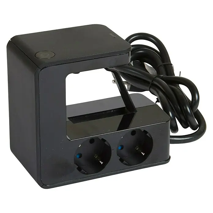 Legrand Bola de enchufes Upower 4x2P USB - x 4, Negro, 1,5 m - Una regleta negra con múltiples enchufes y un cable de alimentación.
