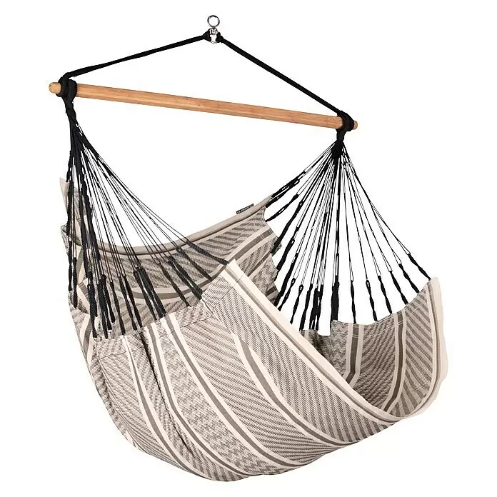 La Siesta Hängesessel Habana Comfort - L x B x H: 180 x 115 x 160 cm, Zebra - Hängesessel mit grau-weiß gestreiftem Stoffbezug, an schwarzen Seilen von einer Holzstange und einem Metallring hängend.