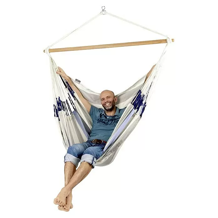 La Siesta Hamaca colgante Domingo Kingsize - L x An x Al: 210 x 130 x 170 cm, Azul/Blanco - Hombre relajándose en silla hamaca de tela rayada con barra de madera.