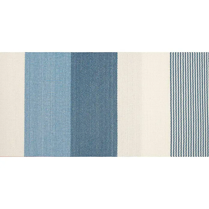 La Siesta Kissenhülle Amante - Sea Salt, L x B: 50 x 50 cm - Nahaufnahme des gestreiften Textilmaterials in Weiß- und Blautönen, ideal für stilvolle Heimtextilien und kreative Designprojekte.