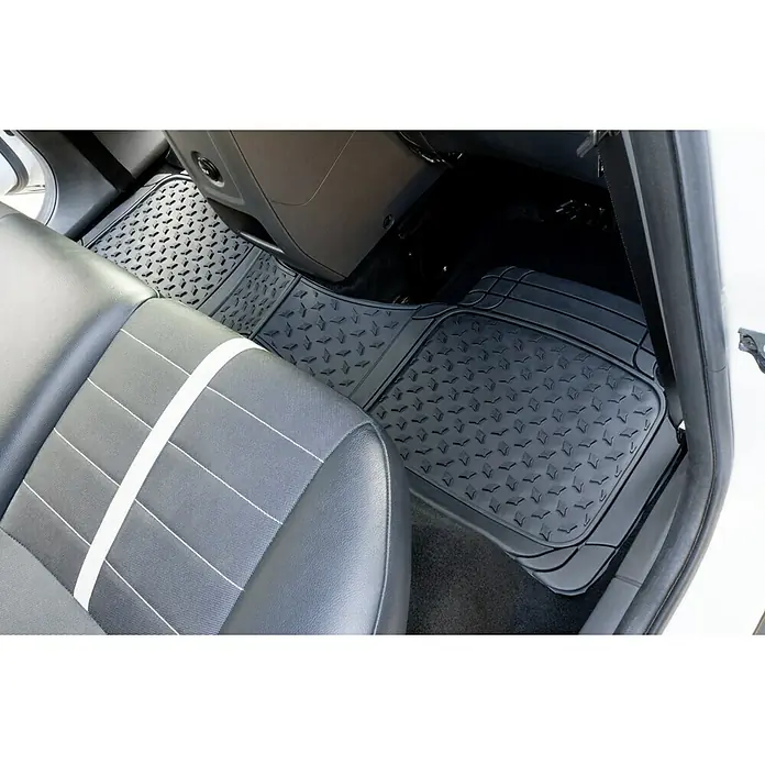 Goodyear Juego de alfombrillas para coche - 3 pzs., Negro - El interior de un coche muestra alfombrillas negras resistentes con un diseño texturizado, que protegen el espacio del piso y son fáciles de limpiar.