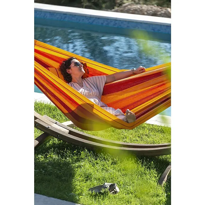 La Siesta Hängematte Modesta - L x B: 350 x 160 cm, Volcano, Double - Frau entspannt in einer farbenfrohen Hängematte am Pool.