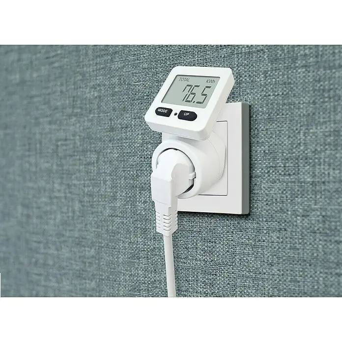 Schwaiger Energiekosten-Messgerät STEM1180 - 230 V, Display, Max. Anschlussleistung: 3.680 W - Ein weißer Stromzähler ist in eine Steckdose gesteckt und zeigt einen Wert von 76,5 kWh an. Der Zähler ist mit einem Kabel verbunden.