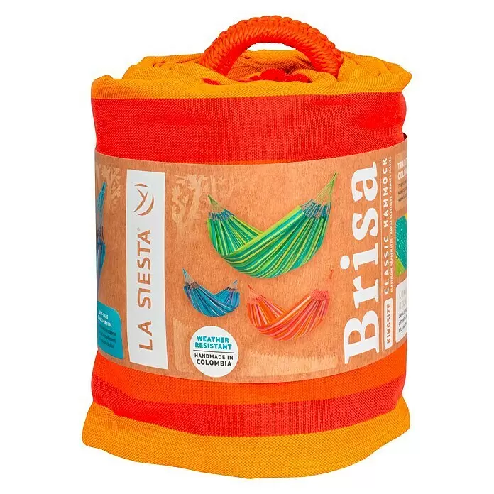 La Siesta Hängematte Brisa Kingsize - L x B: 400 x 180 cm, Toucan - Gerollte rot, orange, gelb gestreifte Hängematte mit braunem Etikett und geflochtenem Griff.