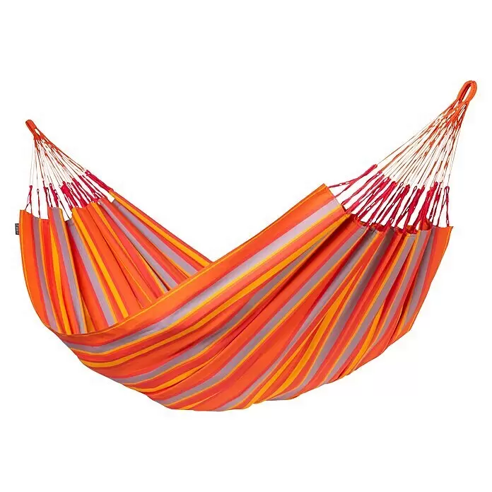 La Siesta Hängematte Brisa Kingsize - L x B: 400 x 180 cm, Toucan - Gestreifte Stoffhängematte in leuchtenden Orange-, Gelb- und Lilatönen mit roten Aufhängeseilen, bereit zum Entspannen.