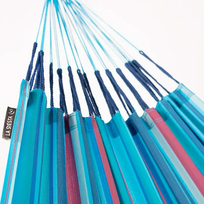La Siesta Hängematte Brisa Kingsize - L x B: 400 x 180 cm, Wave - Nahaufnahme einer bunten La Siesta Hängematte mit blauen und pinkfarbenen Streifen und Aufhängeschnüren.