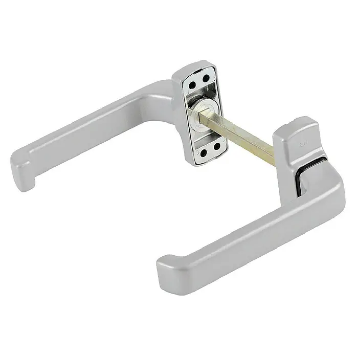 Manilla para ventana - Aluminio, Gris - Un par de manillas de ventana plateadas con un husillo cuadrado sobre un fondo negro.