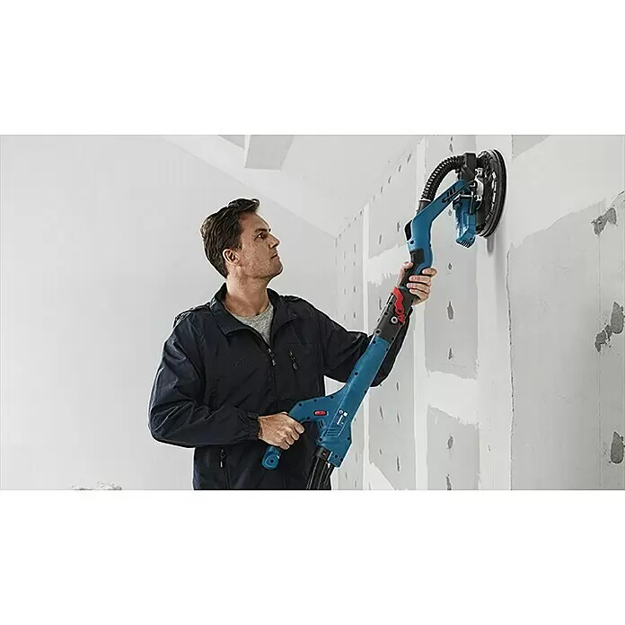 Bosch Professional Wand- & Deckenschleifer GTR 55-225 - 550 W, Durchmesser Schleifteller: 225 mm - Mann bedient einen blau-schwarzen Langhalsschleifer an einer Wand.