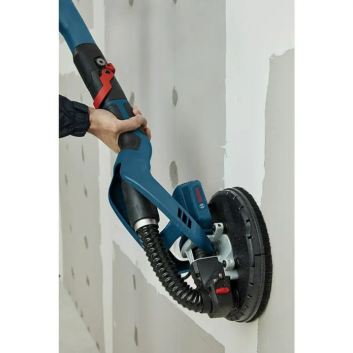 Bosch Professional Wand- & Deckenschleifer GTR 55-225 - 550 W, Durchmesser Schleifteller: 225 mm - Einhand-Trockenbauschleifer von Bosch in Aktion, ideal zum Schleifen von Wänden und Decken bei Renovierungsarbeiten.