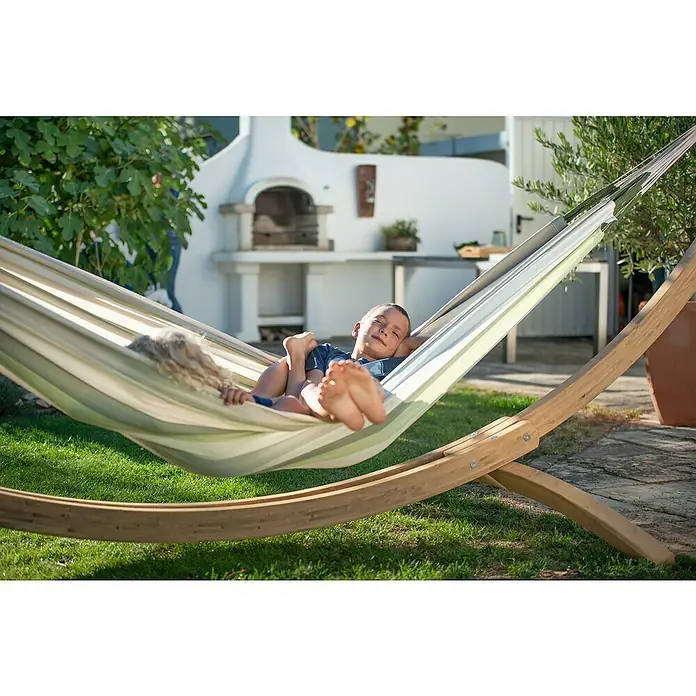 La Siesta Hängematte Modesta - L x B: 400 x 180 cm, Olive, Kingsize - Kinder entspannen in einer gestreiften Hängematte auf einem Holzgestell im Garten.