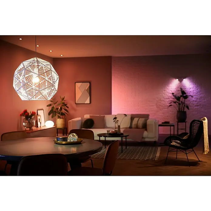 Philips Hue Smart-LED-Lampen-Set White & Color Ambiance - E27, Dimmbar, Warmweiß, 806 lm - 1.055 lm, 9 W - Das Bild zeigt eine moderne Pendelleuchte mit einem geometrischen Design, die den Raum beleuchtet.
