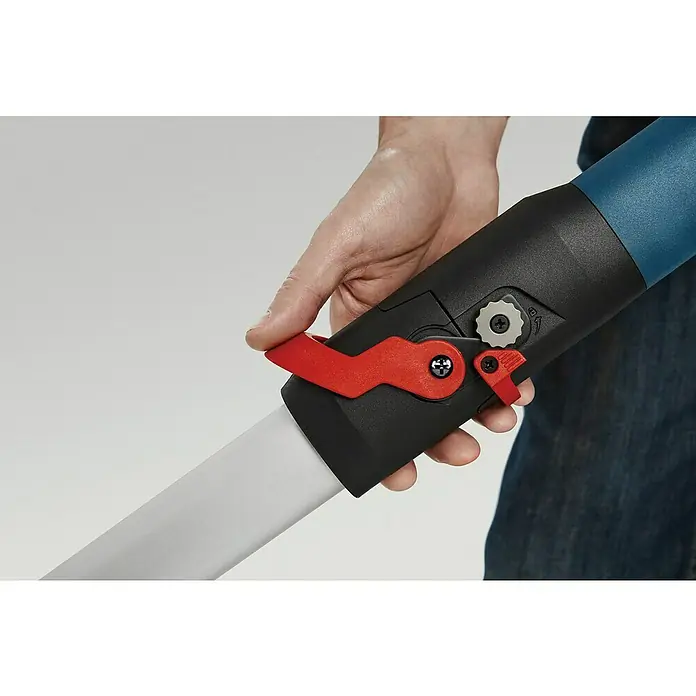 Bosch Professional Wand- & Deckenschleifer GTR 55-225 - 550 W, Durchmesser Schleifteller: 225 mm - Detailaufnahme eines Bosch Gartengeräts mit einer Hand, die den roten Hebel betätigt, vor einem neutralen Hintergrund.