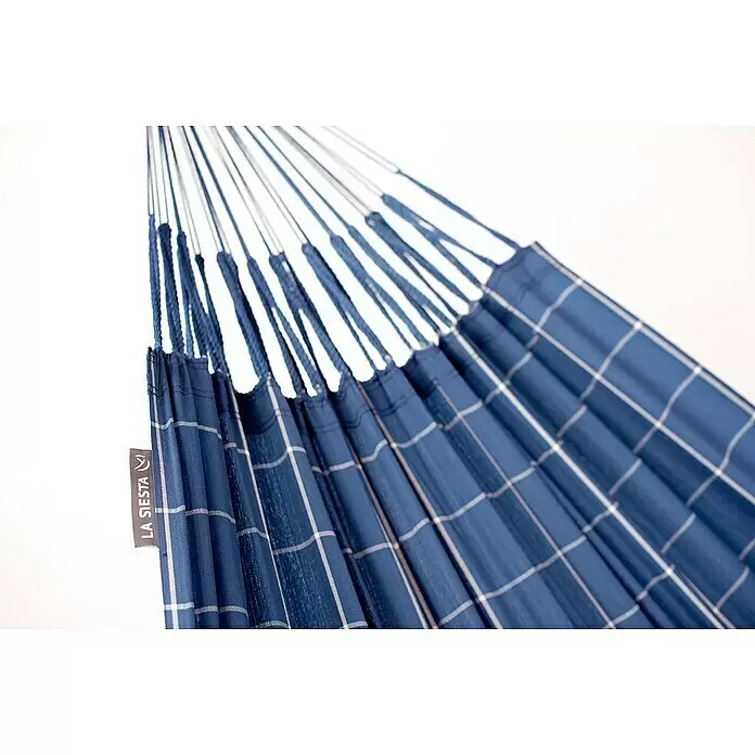 La Siesta Hängematte Brisa Kingsize - L x B: 400 x 180 cm, Marine - Blaue Hängematte mit weißem Karomuster und Seilaufhängung, mit einem 'LA SIESTA'-Etikett.