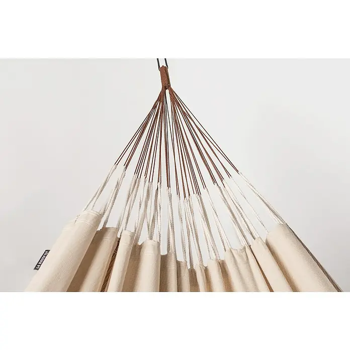 La Siesta Hängematte Modesta - L x B: 350 x 160 cm, Nougat, Double - Detailaufnahme einer Hängematte, die an braunen Seilen hängt, die an einem einzigen Punkt zusammenlaufen. Die Hängematte ist cremefarben.
