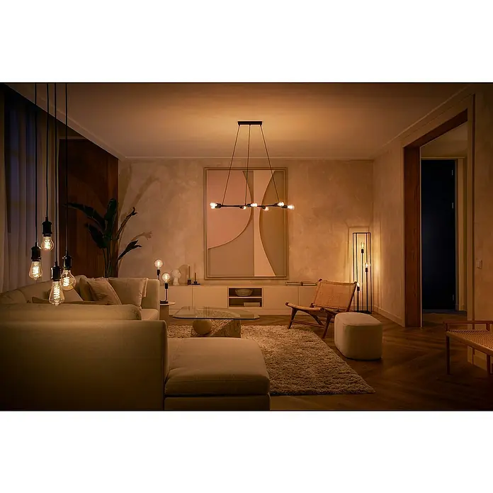 Philips Hue Smart-LED-Lampen Set Smart Vintage E27E14, Dimmbar, Warmweiß, 300 lm, 4,5 W, 1 Stk. - Elegantes Wohnzimmer mit einem modernen Kronleuchter und dekorativen Glühbirnen, die eine warme Atmosphäre schaffen.