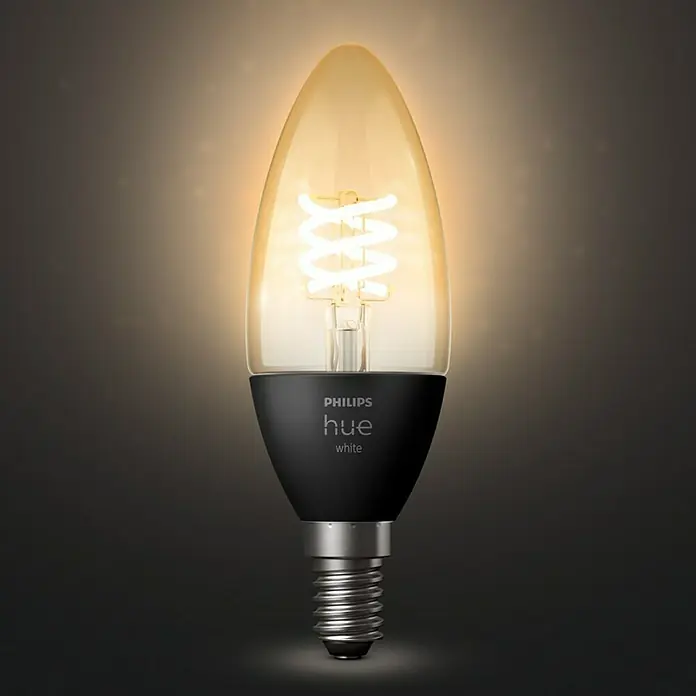 Philips Hue Smart-LED-Lampen Set Smart Vintage E27E14, Dimmbar, Warmweiß, 300 lm, 4,5 W, 1 Stk. - Nahaufnahme einer Philips Hue White Kerzen-Glühbirne mit einem warmweißen Licht, die eine elegante und stimmungsvolle Beleuchtung bietet.
