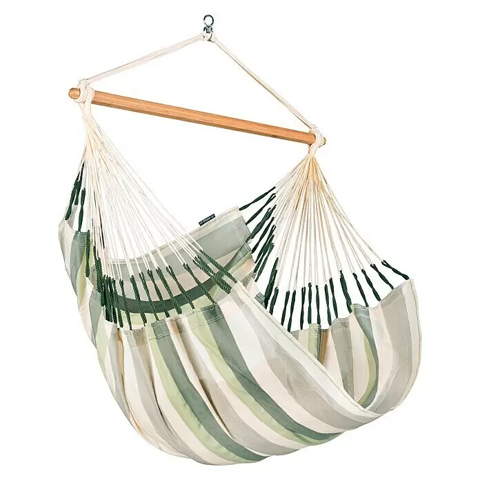 La Siesta Hängesessel Domingo Comfort - Zeder - Gestreifter Hängesessel mit Holzspreizstange und naturfarbenen Seilen. Der Stoff ist weiß, hellgrün und dunkelgrün gestreift.
