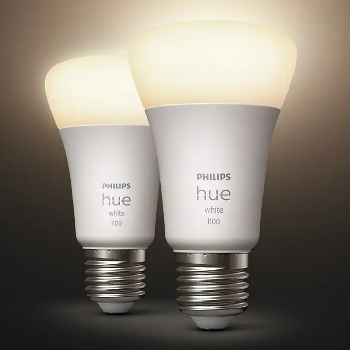Philips Hue Smart-LED-Lampen Set White - E27, Dimmbar, Warmweiß, 1.055 lm, 9,5 W, 2 Stk. - Nahaufnahme von zwei Philips Hue White 1100 Glühbirnen, die ein warmes, einladendes Licht ausstrahlen. Intelligente Beleuchtung für ein gemütliches Zuhause.