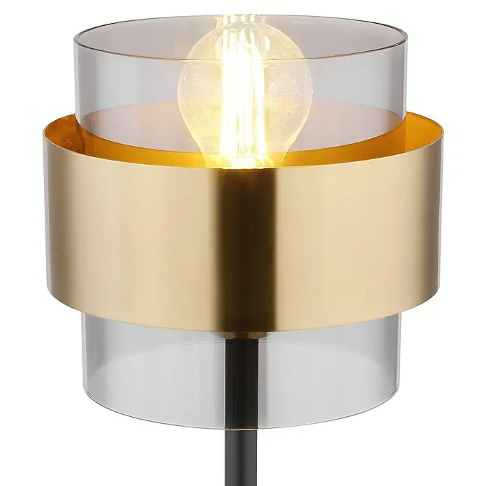 Globo Tischleuchte Milley - 60 W, L x B x H: 18 x 18 x 47 cm, Schwarz/ Messing, E27 - Nahaufnahme einer modernen Tischlampe mit goldenem Band und klarem Glas, die ein warmes Licht ausstrahlt.\n