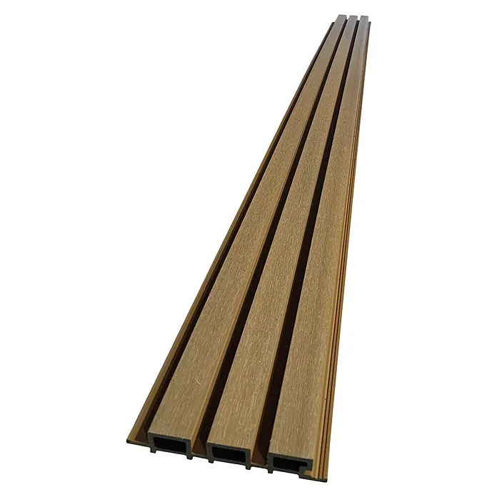 Dioco Revestimiento decorativo alistonado - L x An: 220 x 17 cm, Teka - Primer plano de un panel de madera con estructura ranurada para revestimiento de paredes o techos, ideal para interiores modernos.
