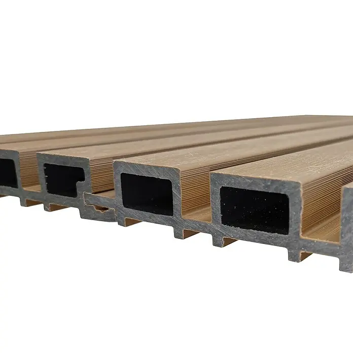 Dioco Revestimiento decorativo alistonado - L x An: 220 x 17 cm, Teka - Primer plano de tablas de terraza WPC, que muestran su estructura hueca y acabado de grano de madera. Ideal para espacios exteriores duraderos y de bajo mantenimiento.