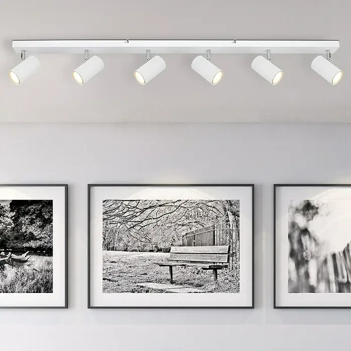 Globo Deckenstrahler Robby - 35 W, L x B x H: 115 x 60 x 12 cm, Weiß, GU10, 6 Stk. - Weiße LED-Deckenleuchte mit sechs Strahlern. Das Licht ist auf die darunter hängenden gerahmten Kunstwerke gerichtet.