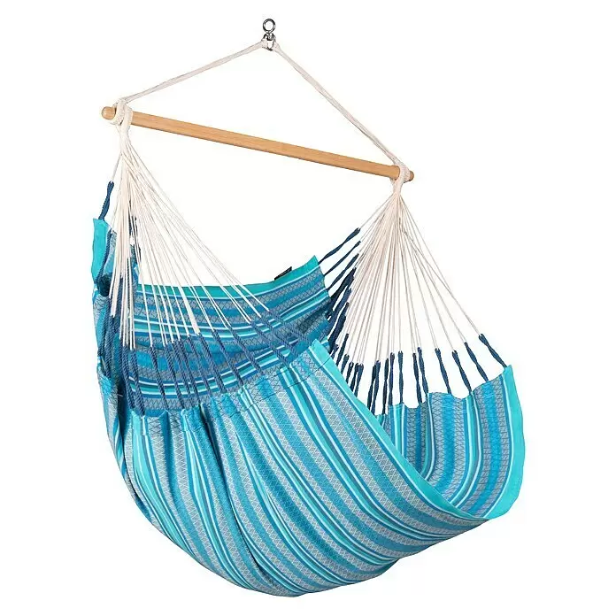 La Siesta Hängesessel Habana Comfort - L x B x H: 180 x 115 x 160 cm, Azure - Blau-weiß gestreifter Hängesessel aus Stoff mit einer Holzspreizstange und weißen Seilen, an einem Metallhaken aufgehängt.