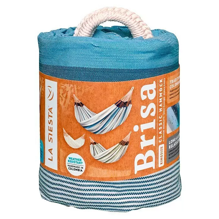 La Siesta Hängematte Brisa Kingsize - L x B: 400 x 180 cm, Sea Salt - Blau-weiß gerollte Hängematte mit braunem Produktetikett und weißem Seilgriff.