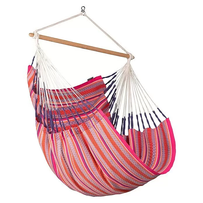 La Siesta Hängesessel Habana Comfort - L x B x H: 180 x 115 x 160 cm, Flamingo - Bunter gestreifter Hängesessel mit Holzspreizstab und weißen Aufhängeseilen, bereit zum Entspannen.
