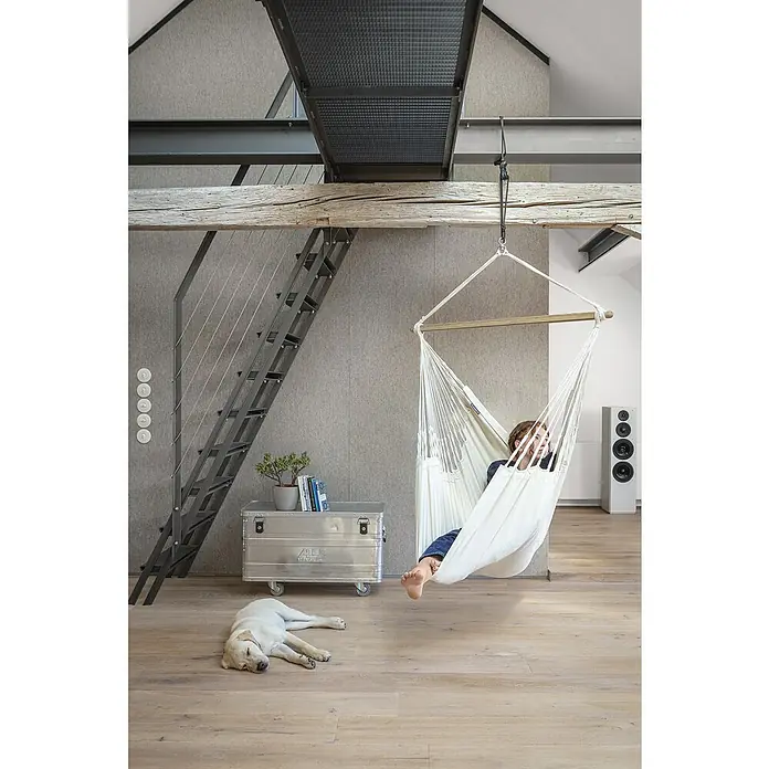 La Siesta Hängesessel Habana Comfort - L x B x H: 180 x 115 x 160 cm, Latte - Innenaufnahme eines Wohnzimmers mit einer Hängematte aus Stoff, in der ein Mann sitzt und ein Hund auf dem Boden liegt.