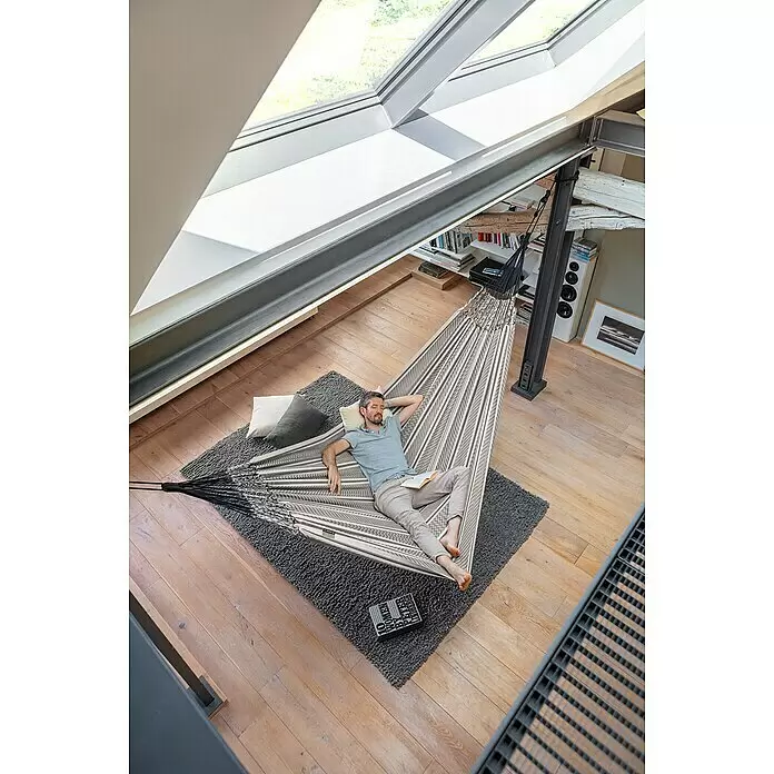 La Siesta Doppelhängematte Flora - L x B: 400 x 180 cm, Zebra, Ausführungseigenschaft: Kingsize - Gestreifte Stoffhängematte (grau, weiß, schwarz) mit einem Mann, der bequem darin in einem hellen, modernen Raum entspannt.