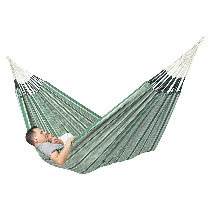 La Siesta Hängematte Modesta - L x B: 400 x 180 cm, Agave, Kingsize - Eine gestreifte Hängematte in Grün- und Weißtönen mit zwei Personen, die sich entspannen und die Seele baumeln lassen. Perfekt für den Garten!