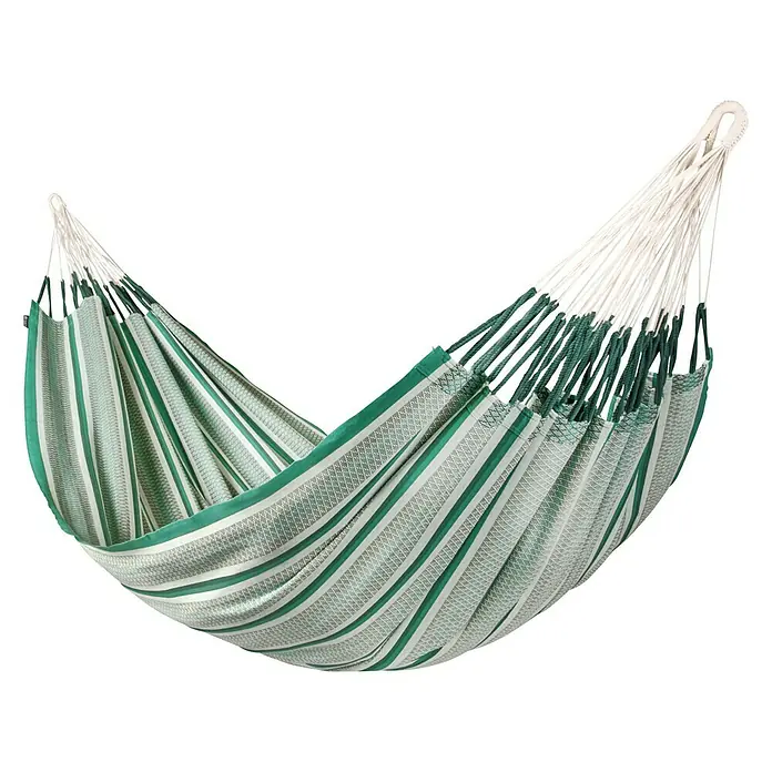 La Siesta Hängematte Modesta - L x B: 400 x 180 cm, Agave, Kingsize - Ein grünes und weiß gestreiftes Hängebett mit weißen Seilen, perfekt zum Entspannen im Garten oder auf der Terrasse.