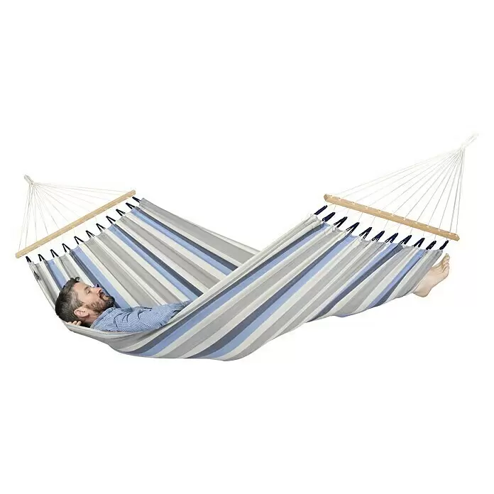 La Siesta Stabhängematte Alisio - L x B: 300 x 140 cm, Sea Salt, Single - Eine gestreifte Hängematte in Blau, Grau und Weiß mit Holzstangen, in der ein Mann bequem schläft.