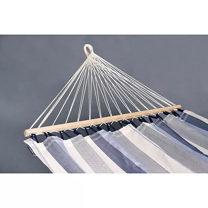 La Siesta Stabhängematte Alisio - L x B: 300 x 140 cm, Sea Salt, Single - Nahaufnahme einer gestreiften Hängematte mit weißem, blauem und hellblauem Stoff, weißen Seilen und einer Holzspreizstange.