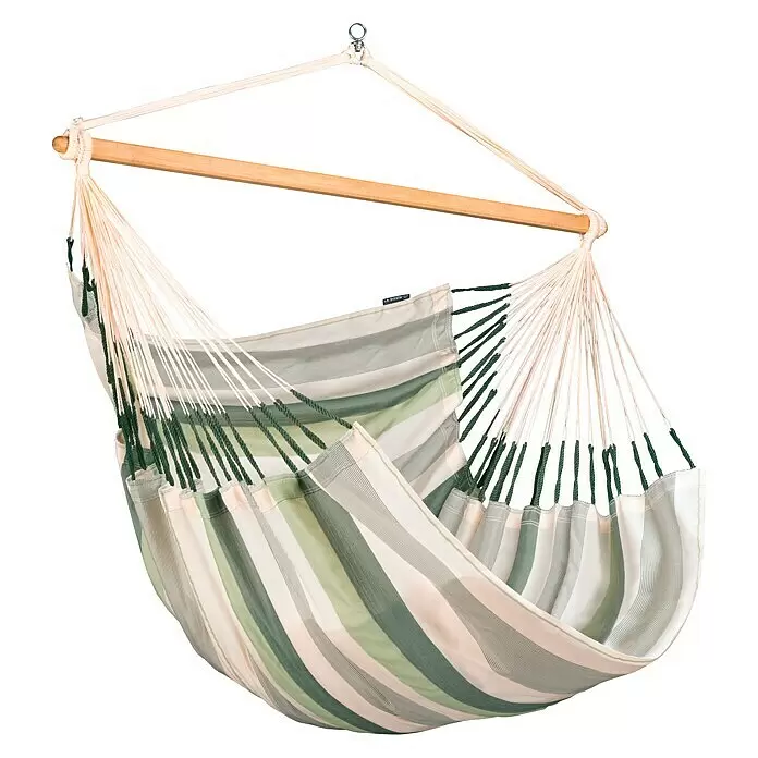 La Siesta Hängesessel Domingo Kingsize - Cedar - Hängesessel mit gestreiftem grün-weißem Stoff und hölzerner Spreizstange.