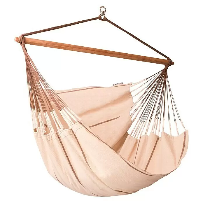 La Siesta Hängesessel Habana Kingsize - L x B x H: 210 x 130 x 170 cm, Nougat - Hängesessel aus cremefarbenem Stoff mit braunen Streifen, Holzspreizstab und braunen Aufhängeseilen.