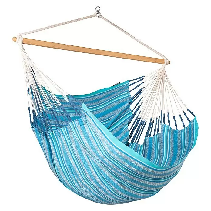 La Siesta Hängesessel Habana Kingsize - L x B x H: 210 x 130 x 170 cm, Azure - Ein blau-weiß gestreifter Hängesessel mit Holzspreizstange, aufgehängt an weißen Seilen.