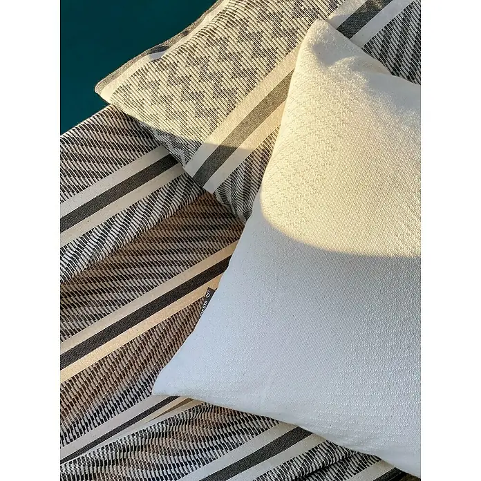 La Siesta Kissenhülle Cariño - Zebra, L x B: 50 x 50 cm, Baumwolle - Nahaufnahme von dekorativen Kissen mit unterschiedlichen Texturen und Mustern, die eine gemütliche und stilvolle Atmosphäre schaffen.