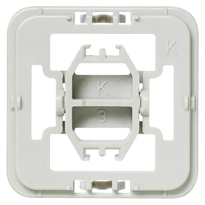 Homematic IP Adapter EQ3-ADA-KO - 1 Stk., Passend für: Kopp-Schalter Alaska/Athenis/Ambiente/Europa/Paris (Objekt HK 05)/Milano/Rivo - Nahaufnahme einer weißen Befestigungskonsole für Schalter und Steckdosen mit der Kennzeichnung "K" und "3".