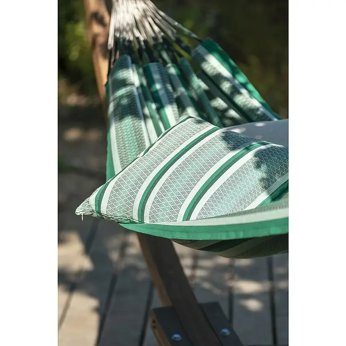 La Siesta Kissenhülle Cariño - Agave, L x B: 50 x 50 cm, Baumwolle - Grün gestreifte Hängematte mit Kissen, perfekt für entspannte Stunden im Freien. Das bequeme Design lädt zum Verweilen ein.