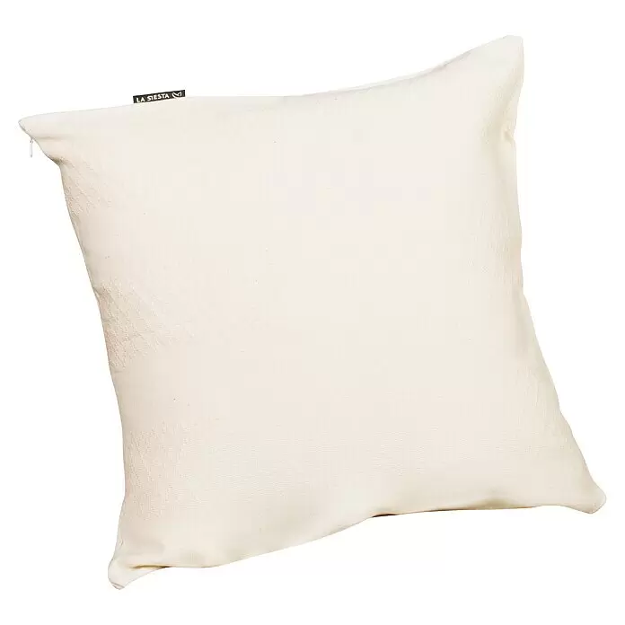 La Siesta Kissenhülle Cariño - Latte, L x B: 50 x 50 cm, Baumwolle - Cremefarbenes Stoffkissen mit Webstruktur und LA SIESTA Etikett.