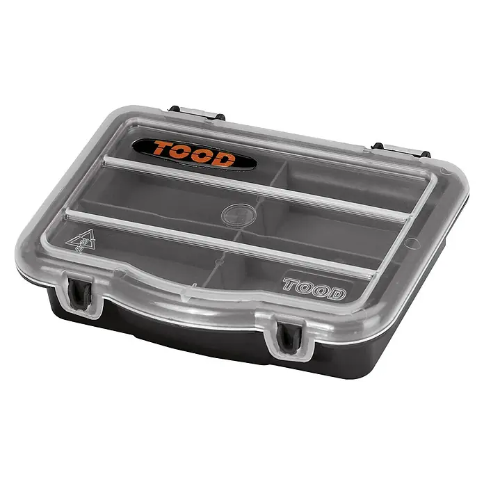Lockweiler Kleinteilekoffer TO 704 - Anzahl Fächer: 4 Stk., L x B x H: 9 x 12 x 3 cm - Nahaufnahme einer transparenten Toold-Aufbewahrungsbox mit mehreren Fächern und schwarzen Akzenten, ideal zur Organisation kleiner Gegenstände.