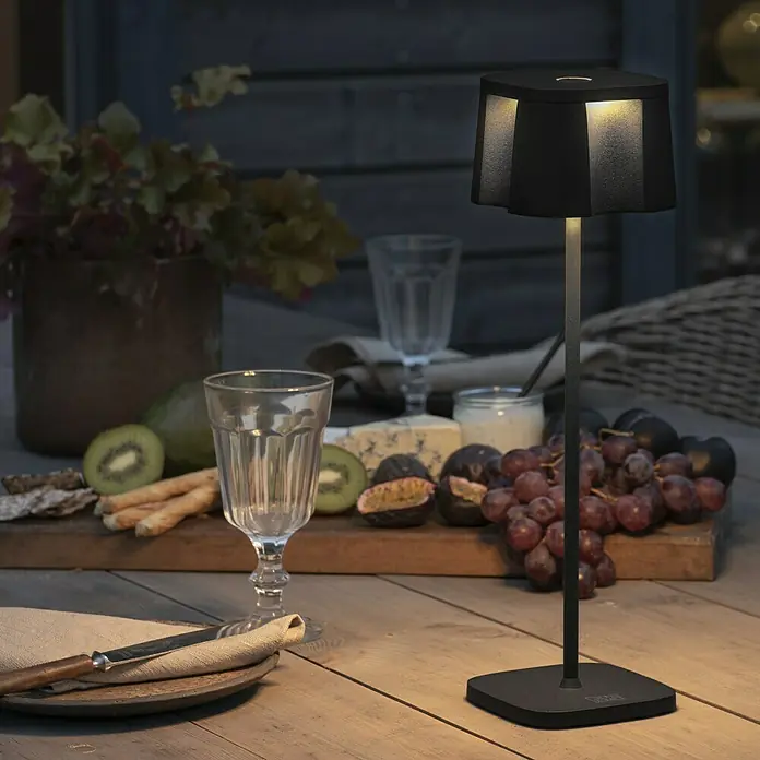 Konstsmide Akku-Tischleuchte Nice - 2,5 W, L x B x H: 10 x 10 x 36 cm, Schwarz, Warmweiß - Elegante, akkubetriebene Tischleuchte mit schlichtem Design, perfekt für stimmungsvolle Abende im Freien. Sie spendet warmes Licht.